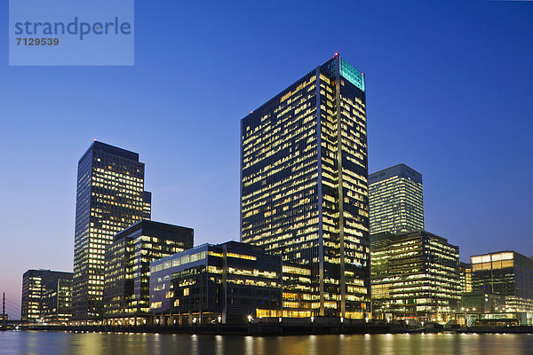 beleuchtet  Bankenviertel  britisch  Handel  Großbritannien  London  Hauptstadt  Architektur  Hochhaus  ernst  Bürogebäude  Nacht  Business  Canary Wharf  Docklands  England