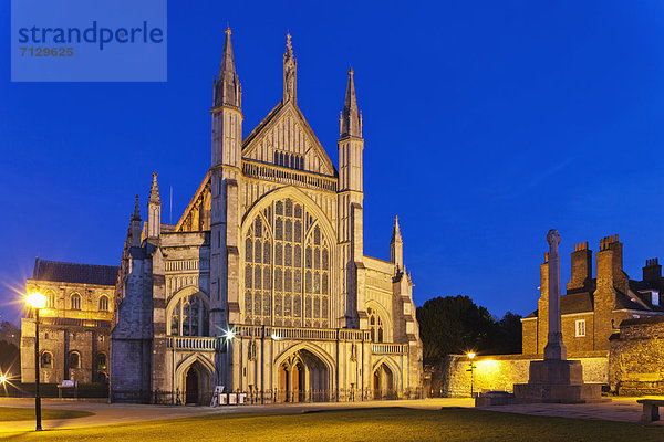 beleuchtet  Urlaub  britisch  Großbritannien  Reise  Kathedrale  winchester  Nacht  England  Tourismus