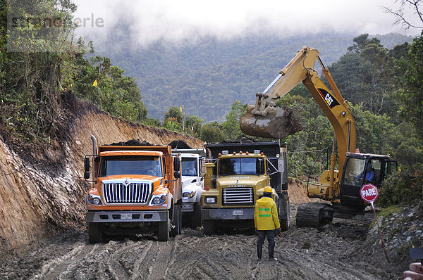 bauen  arbeiten  Fernverkehrsstraße  Lastkraftwagen  Richtung  Kolumbien  Schlamm  Rutsche  rutschen  Südamerika