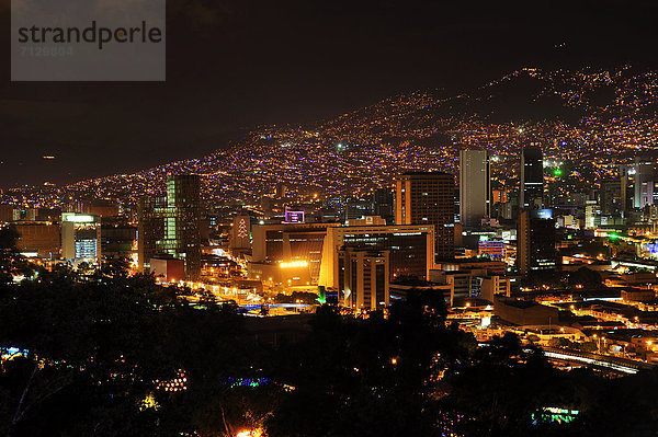 Abend  Nacht  Großstadt  Beleuchtung  Licht  Kolumbien  Innenstadt  Südamerika
