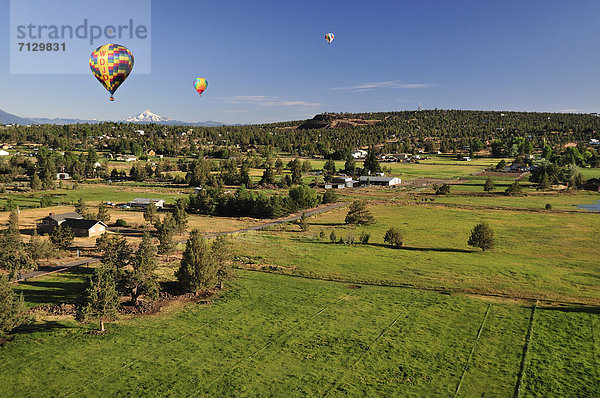 Vereinigte Staaten von Amerika  USA  Biegung  Biegungen  Kurve  Kurven  gewölbt  Bogen  gebogen  Amerika  Ländliches Motiv  ländliche Motive  Landschaft  Luftballon  Ballon  grün  Nordamerika  Wiese  Luftbild  Oregon