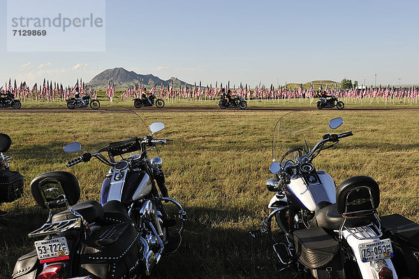 Vereinigte Staaten von Amerika  USA  Amerika  fahren  Fahne  Nordamerika  Wiese  Motorrad  Harley Davidson  Freiheit  mitfahren  South Dakota