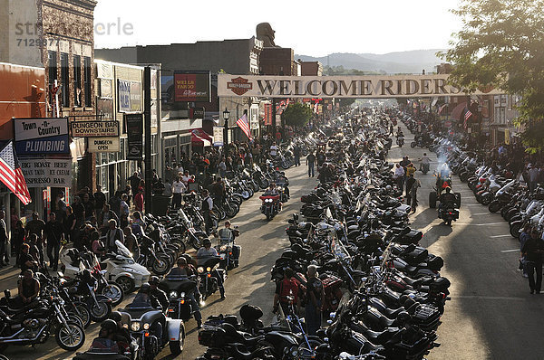 Vereinigte Staaten von Amerika  USA  Amerika  Straße  Nordamerika  Fahrrad  Rad  Motorrad  Harley Davidson  bevölkert  Innenstadt  South Dakota