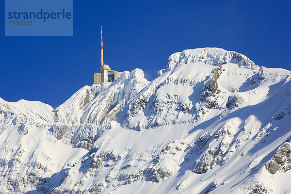 Panorama  Europa  Schneedecke  Berg  Winter  Berggipfel  Gipfel  Spitze  Spitzen  Sonnenstrahl  Himmel  Stange  Schnee  Schiffsmast  Mast  Alpen  blau  Ansicht  Sonnenlicht  Antenne  Bergmassiv  Bergstation  Sonne  Schweiz