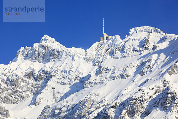 Panorama  Europa  Schneedecke  Berg  Winter  Berggipfel  Gipfel  Spitze  Spitzen  Sonnenstrahl  Himmel  Stange  Schnee  Schiffsmast  Mast  Alpen  blau  Ansicht  Sonnenlicht  Antenne  Bergmassiv  Bergstation  Sonne  Schweiz