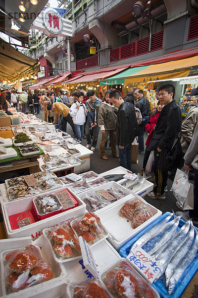 zeigen  Fisch  Pisces  Lebensmittel  Urlaub  Reise  Großstadt  Tokyo  Hauptstadt  bunt  kaufen  Asien  Ortsteil  Japan  Markt  Ueno