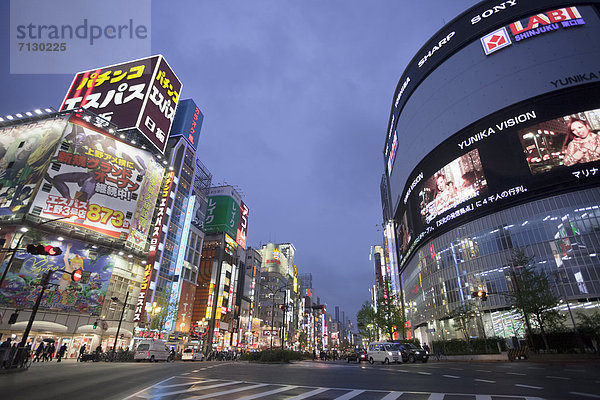 überqueren  Urlaub  Transport  Abend  Reise  Großstadt  Tokyo  Hauptstadt  Regen  Asien  Allee  Ortsteil  Innenstadt  Japan  Shinjuku  Straßenverkehr