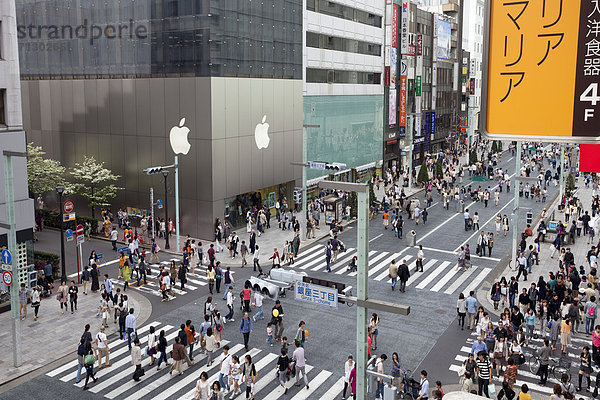 Mensch  Menschen  Urlaub  Reise  Großstadt  Menschenmenge  Tokyo  Hauptstadt  kaufen  Laden  Apfel  Asien  Marke  Marken  brand  bevölkert  Ortsteil  Ginza  Japan