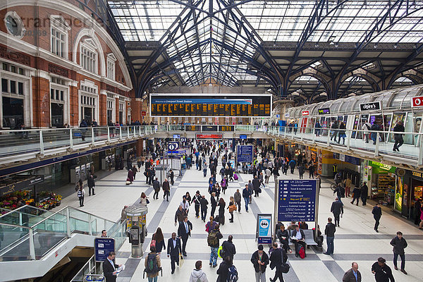 Europa  Urlaub  Großbritannien  London  Hauptstadt  Halle  Reise  beschäftigt  Großstadt  Pendler  bevölkert  England  Haltestelle  Haltepunkt  Station