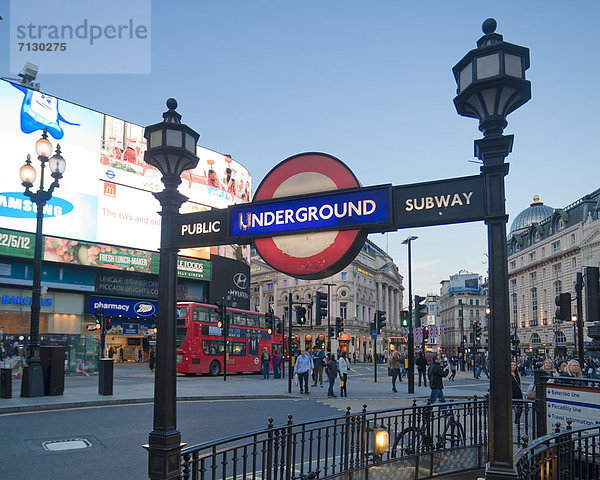Europa  Urlaub  Großbritannien  London  Hauptstadt  Reise  Großstadt  Unterführung  U-Bahn  England  Piccadilly Circus  Platz
