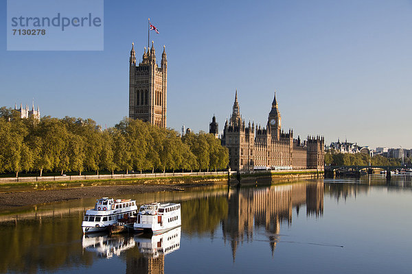 Europa Urlaub Großbritannien London Hauptstadt Reise Großstadt Boot Fluss Themse Westminster Abbey Big Ben England Houses of Parliament Palace of Westminster