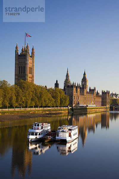 Europa Urlaub Großbritannien London Hauptstadt Reise Großstadt Boot Fluss Themse Westminster Abbey Big Ben England Houses of Parliament Palace of Westminster