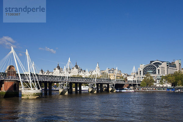 Europa Urlaub Großbritannien London Hauptstadt Reise Großstadt Brücke Fluss Themse Zug England Haltestelle Haltepunkt Station