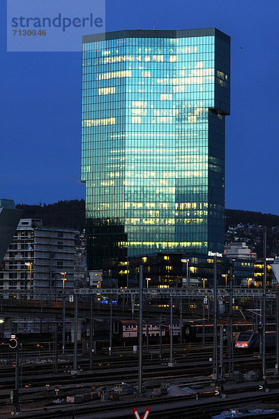Glas  Abend  Nacht  Geländer  Gebäude  Stadt  Großstadt  Architektur  Beleuchtung  Licht  Ansicht  Wohngebiet  Zug  Prime Tower  schweizerisch  Schweiz  Zürich
