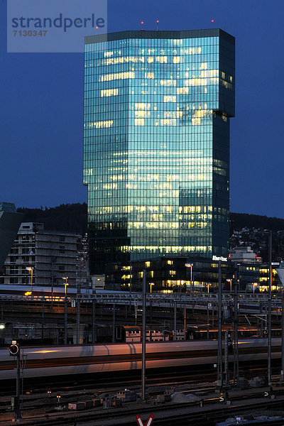 Glas  Abend  Nacht  Geländer  Gebäude  Stadt  Großstadt  Architektur  Beleuchtung  Licht  Ansicht  Wohngebiet  Zug  Prime Tower  schweizerisch  Schweiz  Zürich
