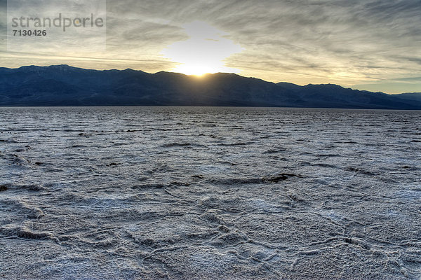 Vereinigte Staaten von Amerika  USA  Nationalpark  Amerika  Landschaft  Natur  Steppe  Death Valley Nationalpark  Kalifornien  Salztonebene