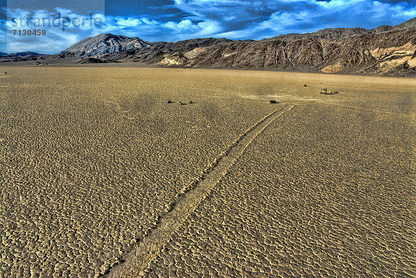 Vereinigte Staaten von Amerika  USA  Nationalpark  Felsbrocken  Amerika  Landschaft  Geologie  Anordnung  Natur  Bewegung  Death Valley Nationalpark  Tartanbahn  Kalifornien