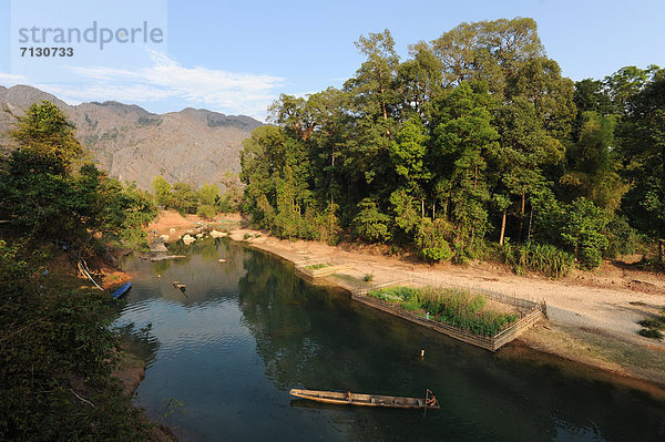 Landschaftlich schön  landschaftlich reizvoll  Landschaft  Boot  fließen  Fluss  Asien  Laos