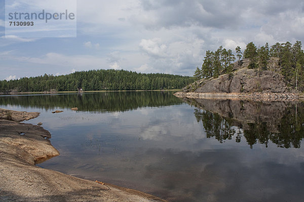 Felsbrocken Wasser Urlaub Baum Reise Spiegelung Wald See Holz Insel Finnland Nordeuropa Skandinavien
