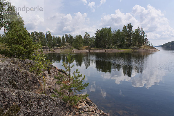 Felsbrocken Wasser Urlaub Baum Reise Spiegelung Wald See Holz Insel Finnland Nordeuropa Skandinavien