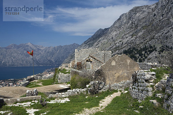 Fischereihafen  Fischerhafen  Wasser  Hafen  Europa  Berg  Ozean  Stadt  Spiegelung  Großstadt  Meer  Festung  Querformat  UNESCO-Welterbe  Adriatisches Meer  Adria  Fjord  Kotor  Montenegro  Tourismus