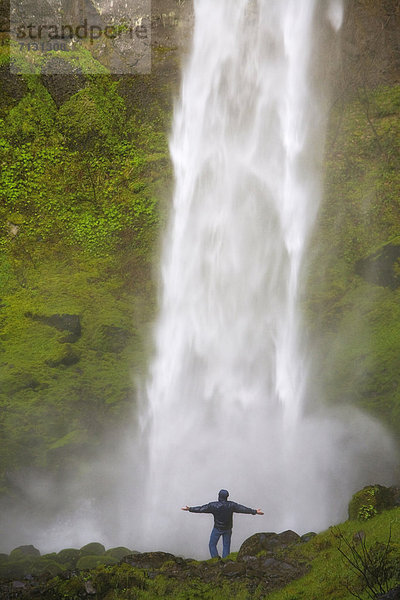 Vereinigte Staaten von Amerika  USA  Mann  Amerika  Spritzer  Modell  Ereignis  Wasserfall  Schlucht  Columbia River  Oregon