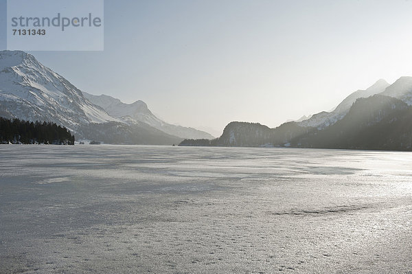 Europa  Winter  See  Eis  Kanton Graubünden  Engadin  gefroren  Schweiz