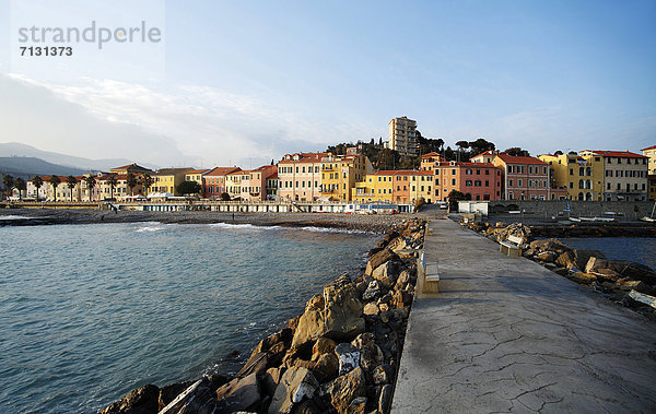 bauen  Europa  Gebäude  Meer  Steg  Imperia  Italien  Ligurien