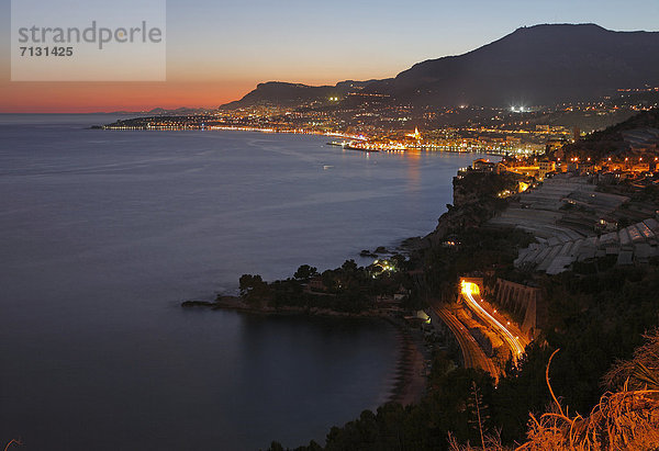 Europa  Abend  Beleuchtung  Licht  Geländer  Zug  Imperia  Italien  Ligurien  Menton  Straßenverkehr