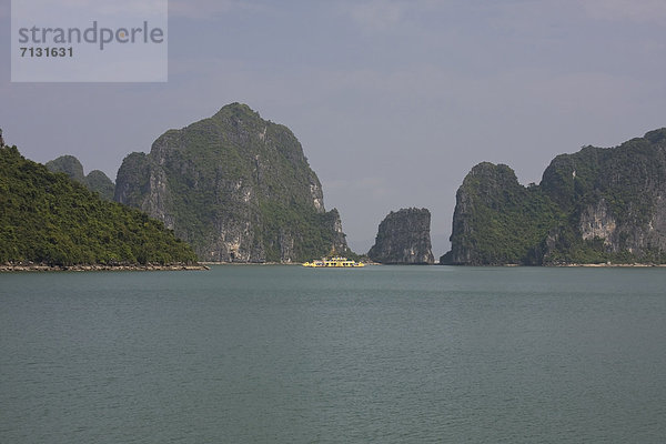 Felsbrocken  Landschaftlich schön  landschaftlich reizvoll  Steilküste  Küste  Natur  UNESCO-Welterbe  Asien  Bucht  Halong-Bucht  Vietnam