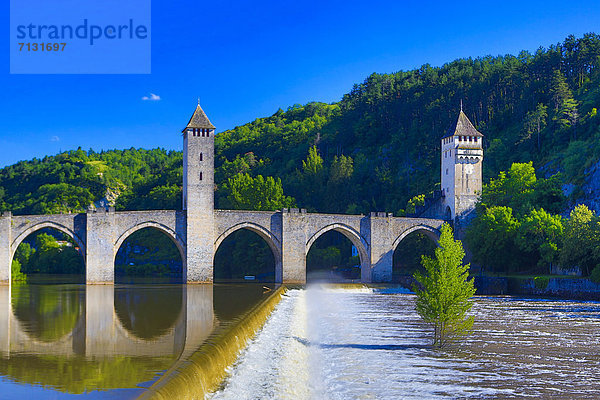 Skyline  Skylines  Mittelalter  Frankreich  Europa  reifer Erwachsene  reife Erwachsene  Überprüfung  Reise  Spiegelung  Architektur  Geschichte  Turm  Brücke  Fluss  Eingang  Wasserfall  Cahors