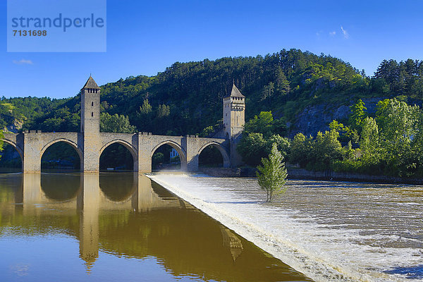 Skyline  Skylines  Mittelalter  Frankreich  Europa  reifer Erwachsene  reife Erwachsene  Überprüfung  Reise  Spiegelung  Architektur  Geschichte  Turm  Brücke  Fluss  Eingang  Cahors
