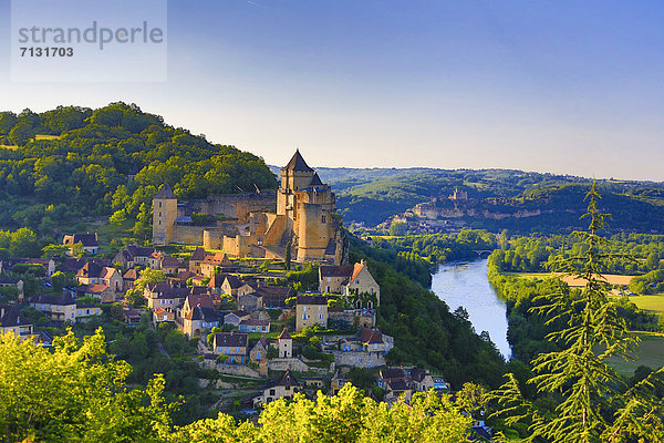 Felsbrocken  Skyline  Skylines  Mittelalter  Frankreich  Europa  Tradition  Palast  Schloß  Schlösser  Tal  Reise  Architektur  Turm  Dorf  Dordogne  steil