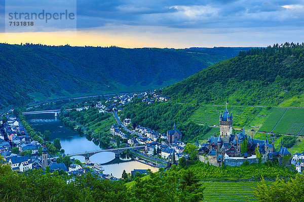 Biegung  Biegungen  Kurve  Kurven  gewölbt  Bogen  gebogen  Europa  Wolke  Palast  Schloß  Schlösser  Wein  Landwirtschaft  Tal  Reise  Natur  Fluss  Dorf  Cochem  Deutschland  Tourismus  Weinberg