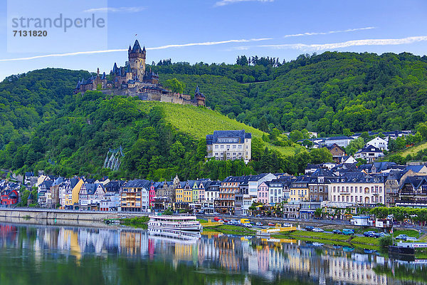 Biegung  Biegungen  Kurve  Kurven  gewölbt  Bogen  gebogen  Europa  Wolke  Palast  Schloß  Schlösser  Wein  Landwirtschaft  Tal  Reise  Boot  Natur  Fluss  Dorf  Cochem  Deutschland  Tourismus  Weinberg