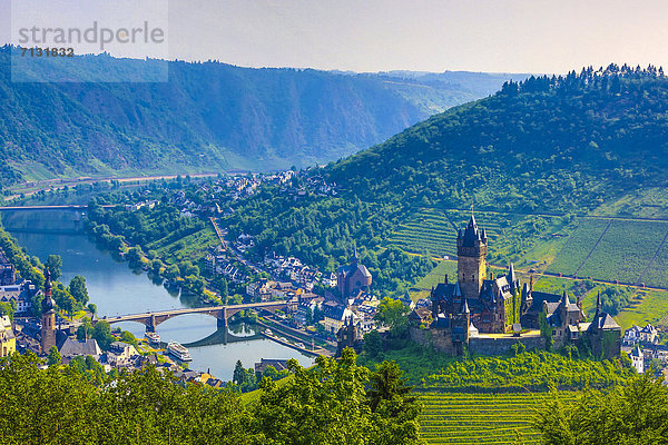 Biegung  Biegungen  Kurve  Kurven  gewölbt  Bogen  gebogen  Europa  Wolke  Palast  Schloß  Schlösser  Wein  Landwirtschaft  Tal  Reise  Boot  Natur  Fluss  Dorf  Cochem  Deutschland  Tourismus  Weinberg