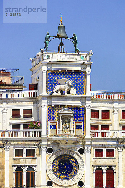 Turmuhr  Löwe  Panthera leo  Europa  Symbol  Reise  Geschichte  Uhr  Quadrat  Quadrate  quadratisch  quadratisches  quadratischer  Glocke  Italien  Venedig