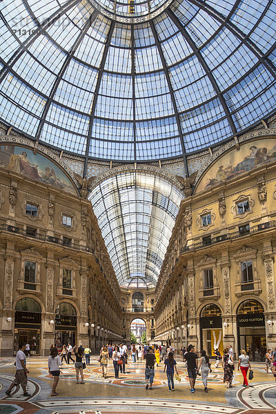 Italien  Europa  Reise  Milano  Mailand  Vittorio Emanuele  Galleria  Architektur  Mitte  Stadt  Innenstadt  Galerie  Glas  Mosaik  Menschen  Einkaufen  groß  Tourismus