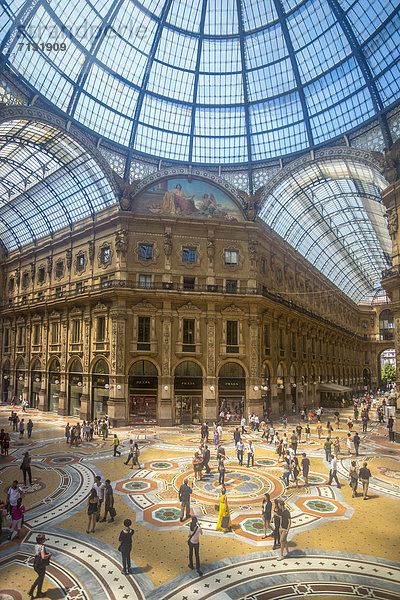 Italien  Europa  Reise  Milano  Mailand  Vittorio Emanuele  Galleria  Architektur  Mitte  Stadt  Innenstadt  Galerie  Glas  Mosaik  Menschen  Einkaufen  groß  Tourismus