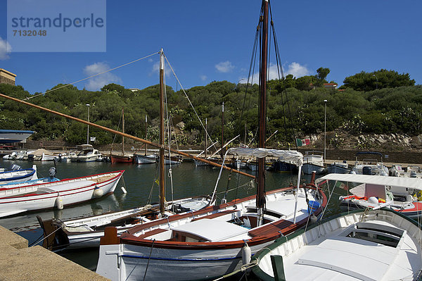 Fischereihafen Fischerhafen Hafen Europa Tag europäisch Boot Insel Sardinien Fischerboot Italien Mittelmeer