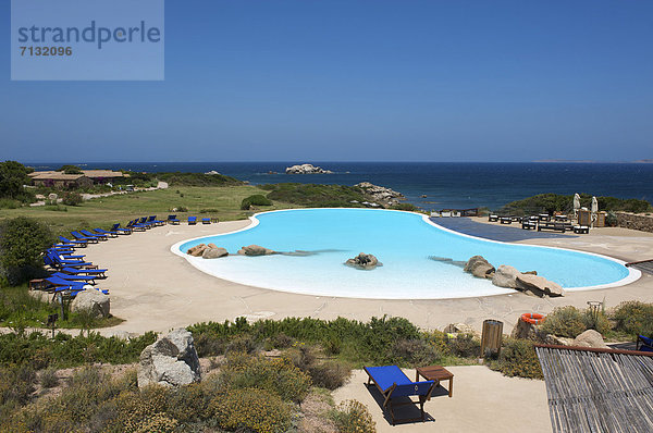 Europa Tag europäisch Schwimmbad Hotel Insel Sardinien Italien Mittelmeer Tourismus