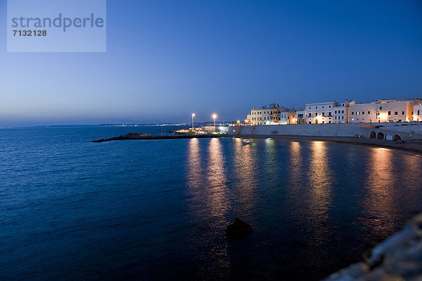 Europa  Strand  Meer  Altstadt  Apulien  Italien