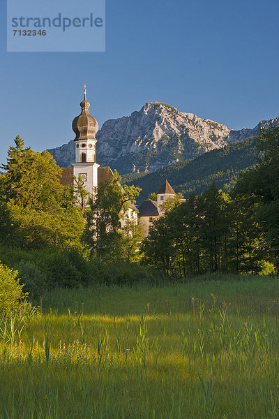 Kreuzgang  Landschaftlich schön  landschaftlich reizvoll  Europa  Vertrauen  Kirche  Religion  Alpen  Wiese  Abenddämmerung  Bayern  Oberbayern