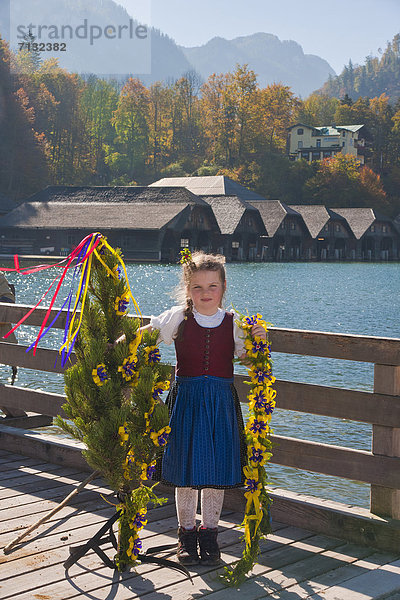 Europa  Blume  Tradition  See  Kopfschmuck  Mädchen  Bayern  Berchtesgaden  Oberbayern
