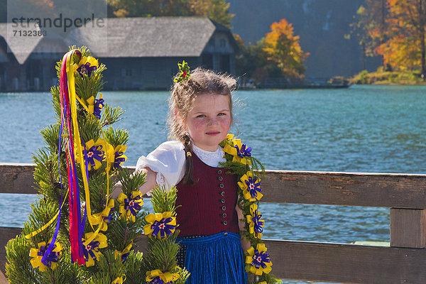 Europa  Blume  Tradition  See  Kopfschmuck  Mädchen  Bayern  Berchtesgaden  Oberbayern