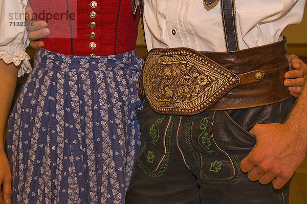Europa  Frau  Mann  Tradition  Tasche  Schürze  Tracht  sticken  Mädchen  Bayern  Dirndl  Kleid  Ehemann  Oberbayern
