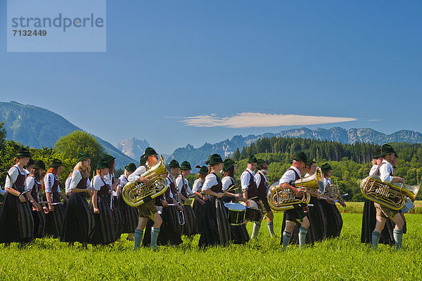 zeigen  Europa  Musik  Musiker  Wiese  Sumpf  Kostüm - Faschingskostüm  Marken  Bayern  Berchtesgaden  Klarinette  Feldkirchen  März  Werkzeug  Posaune  Trompete  Tuba  Oberbayern  Blasinstrument