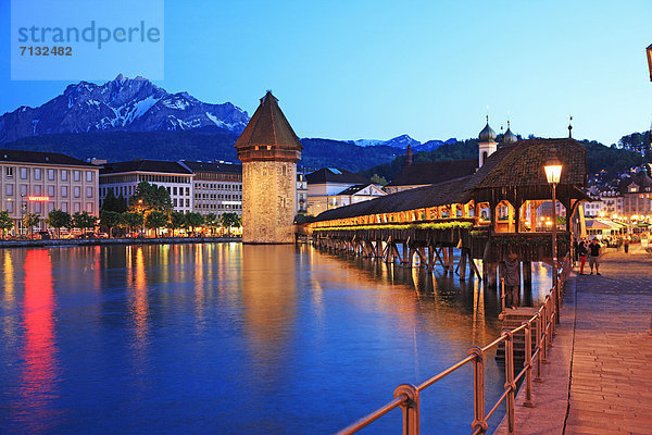 Wasser Kanton Luzern Kapellbrücke Abenddämmerung Luzern Schweiz