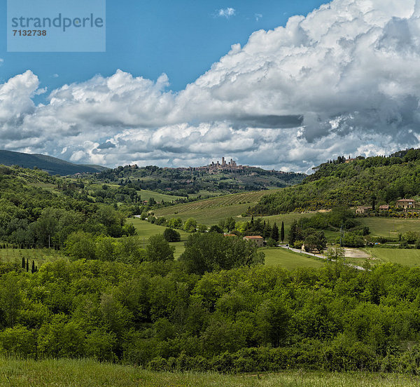 Landschaftlich schön  landschaftlich reizvoll  Europa  Wolke  Hügel  grün  Feld  Toskana  Italien  San Gimignano