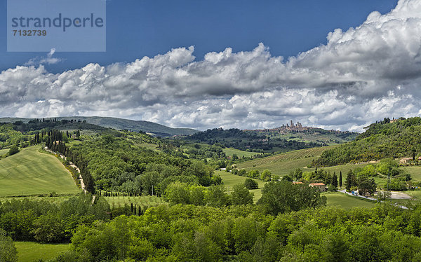 Landschaftlich schön  landschaftlich reizvoll  Europa  Wolke  Hügel  grün  Feld  Toskana  Italien  San Gimignano